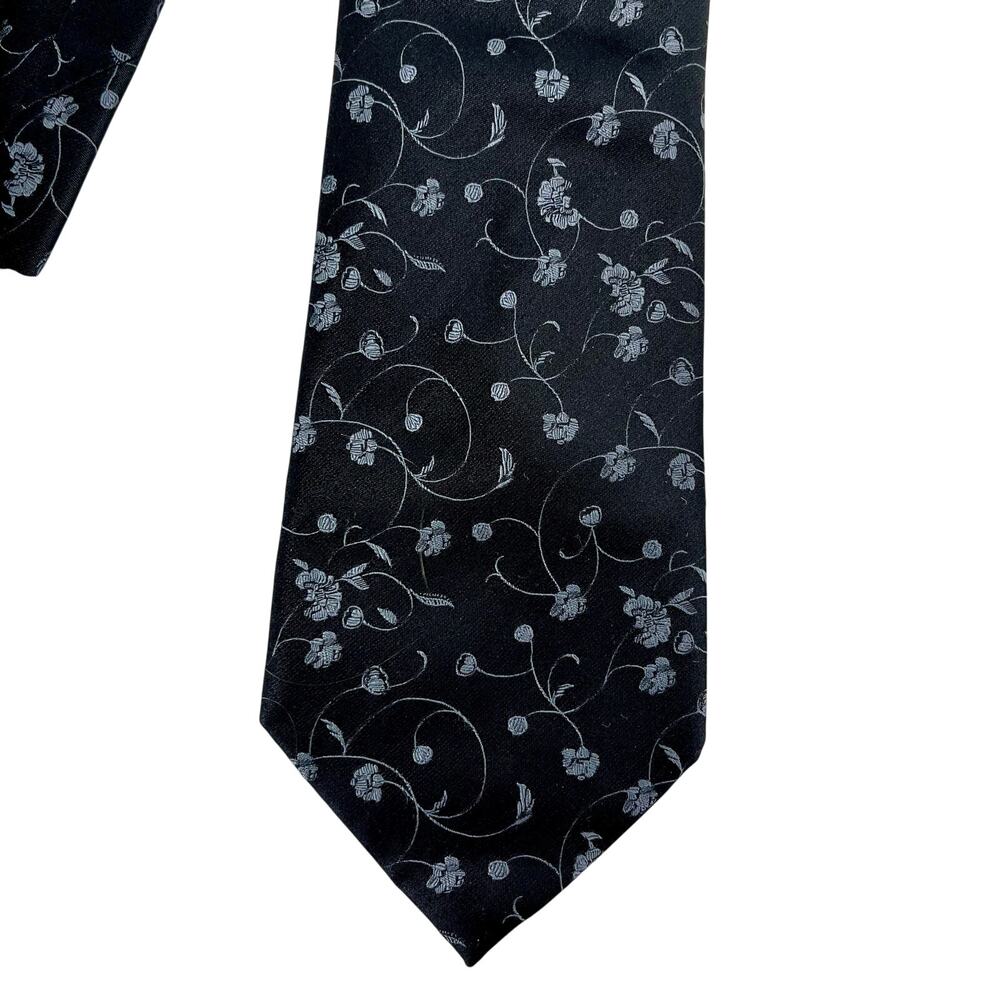 Calvin Klein Men's Navy 100% Silk Tie Blue Flowers NWT 60 x‎ 3.75